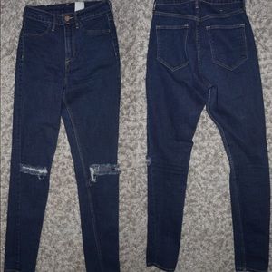Skinny high waist ankle jeans with rip on knee